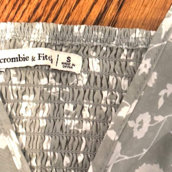 Abercrombie Cinched front puff sleeve top - Picture 3 of 3